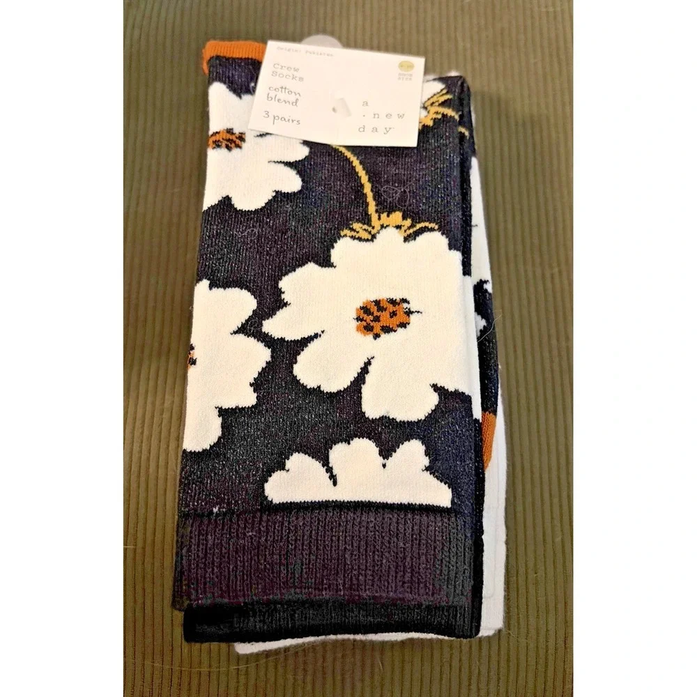 A New Day Women's 3-Pairs Cotton Blend Crew Socks w/ Large Flowers Size 4-10